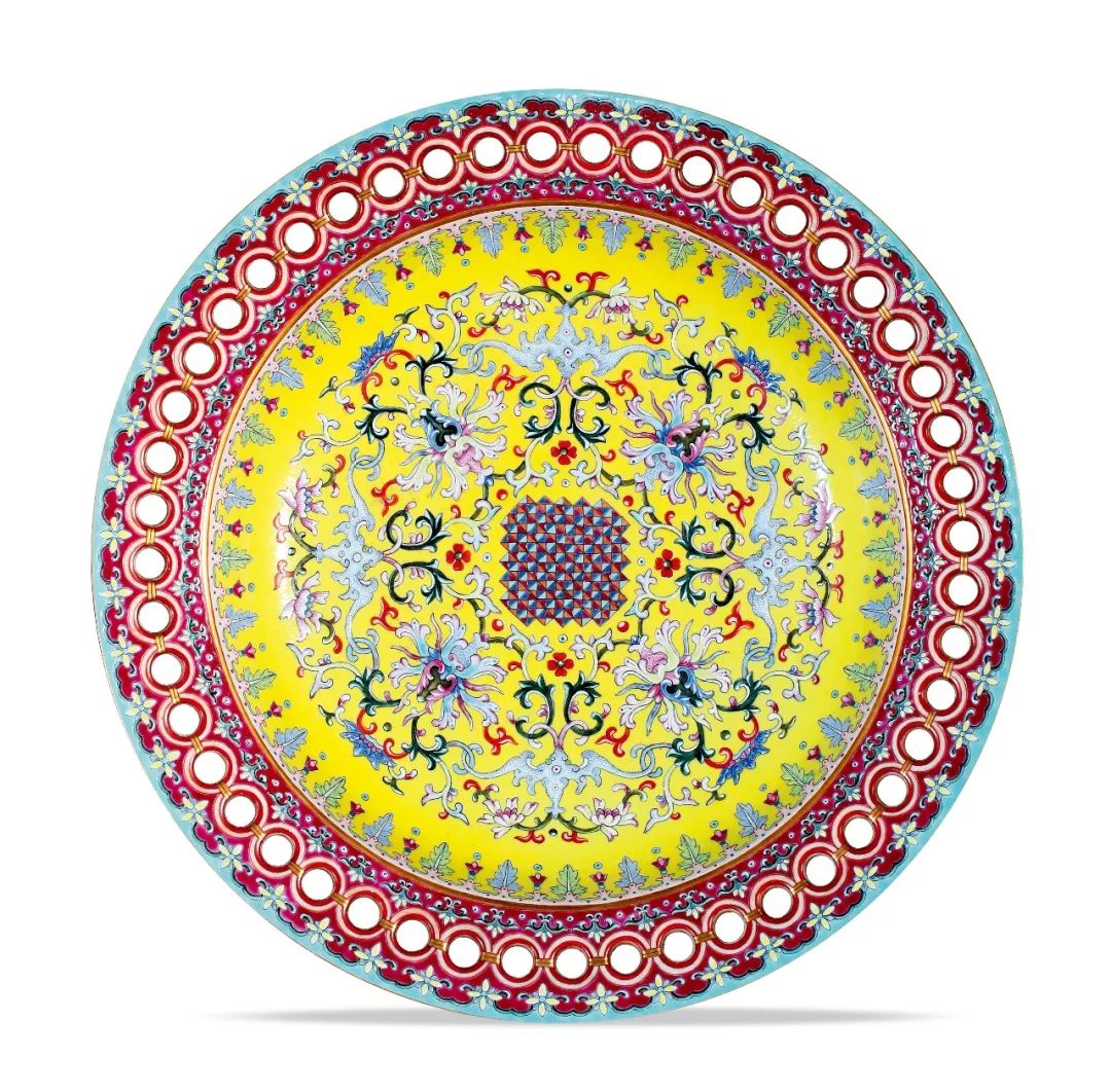 香港拍卖过亿的瓷器图片,香港保利瓷器拍卖图片