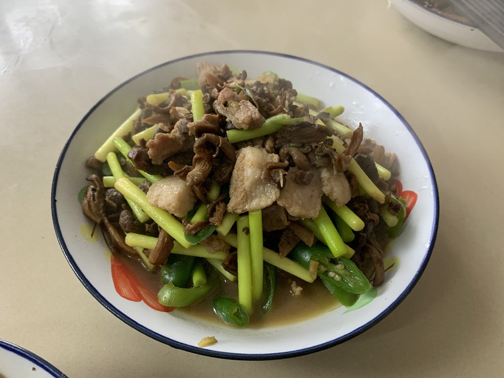 炒蒜苔最简单的做法视频,腊肉炒蒜苔蒜苔到底要不要焯水