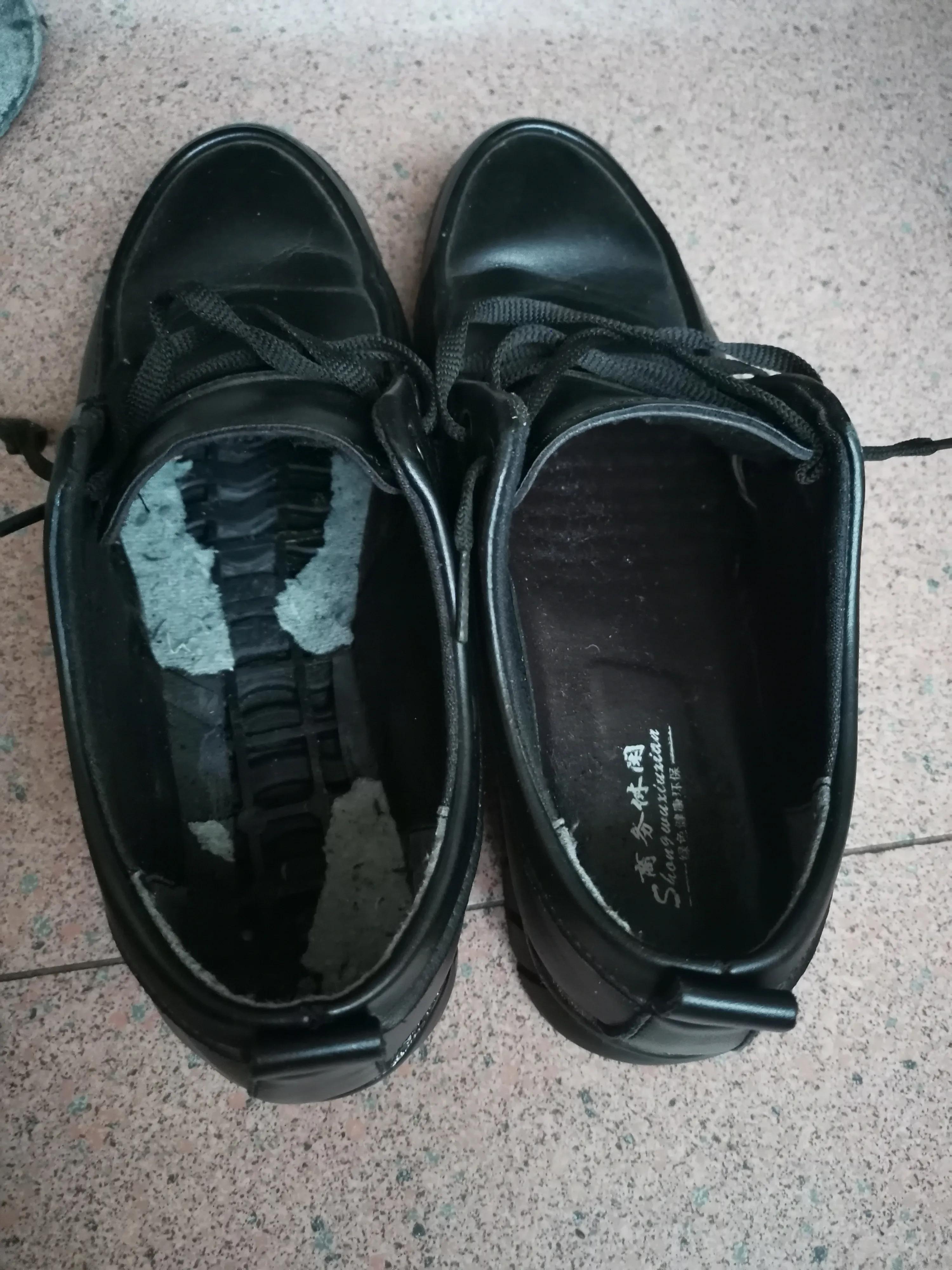 穿这种休闲鞋为什么脚底疼，原来是高低不平的按摩底导致的