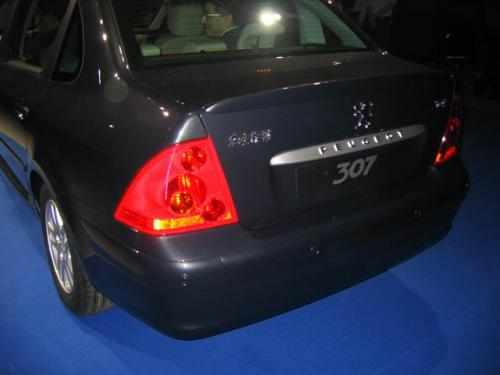 车灯不亮是灯泡原因还是灯罩,汽车尾灯老是烧灯泡