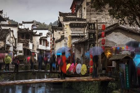 一首小诗《迷恋西方》，但愿我们都能忆起自己的祖国！