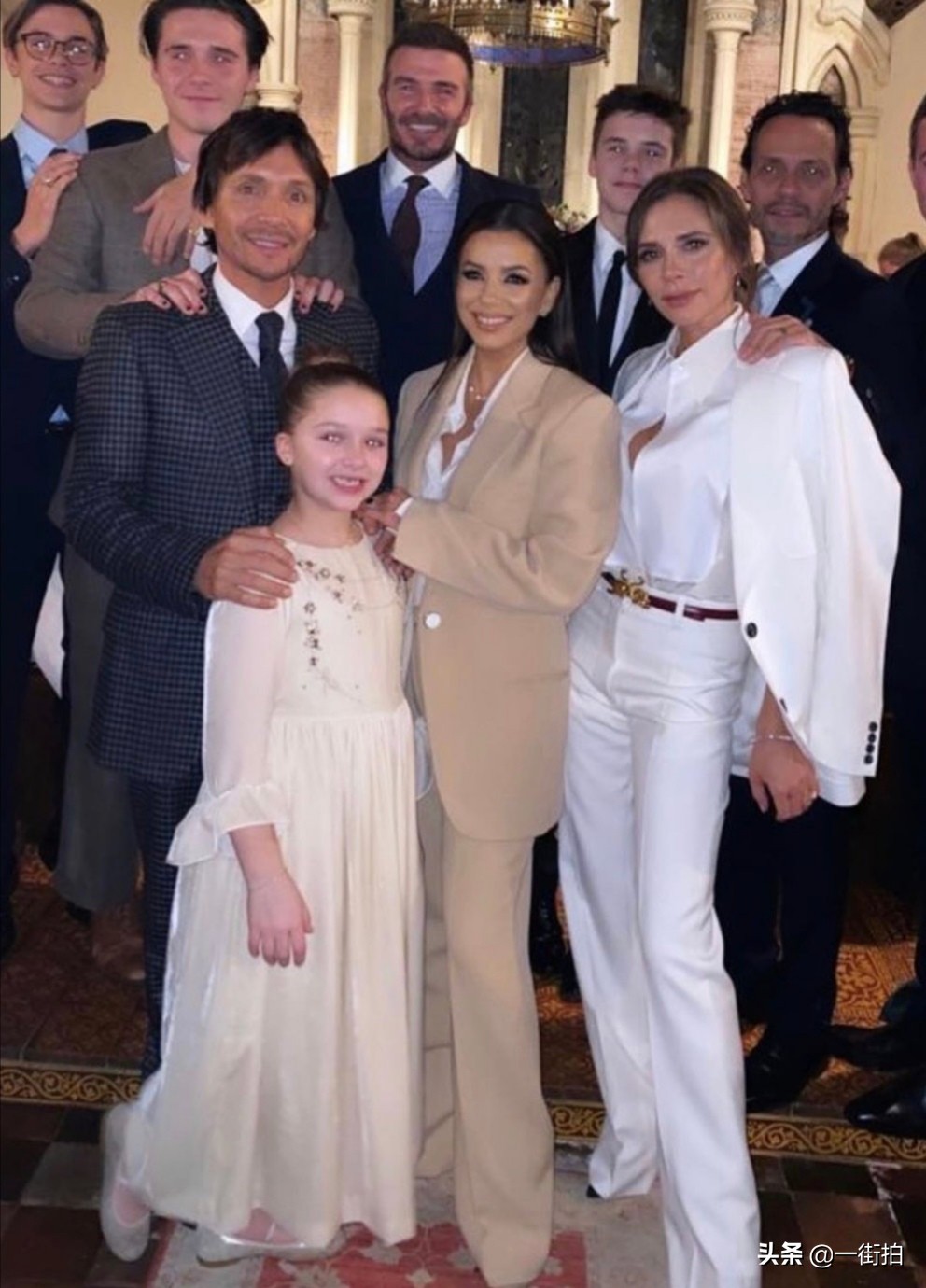 小七贝克汉姆小时候穿吊带裙,贝克汉姆与小七照片