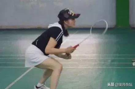 打羽毛球肘关节受伤该如何处理,羽毛球和网球哪个更容易受伤