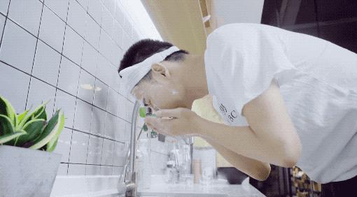 鼻子皮肤挤出来的白色东西是什么,鼻子上挤出来的白色分泌物是什么