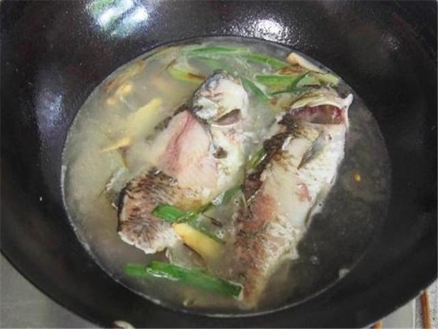 炖鱼掌握技巧没腥味鱼汤又香又白,炖鱼时哪些调料不能放