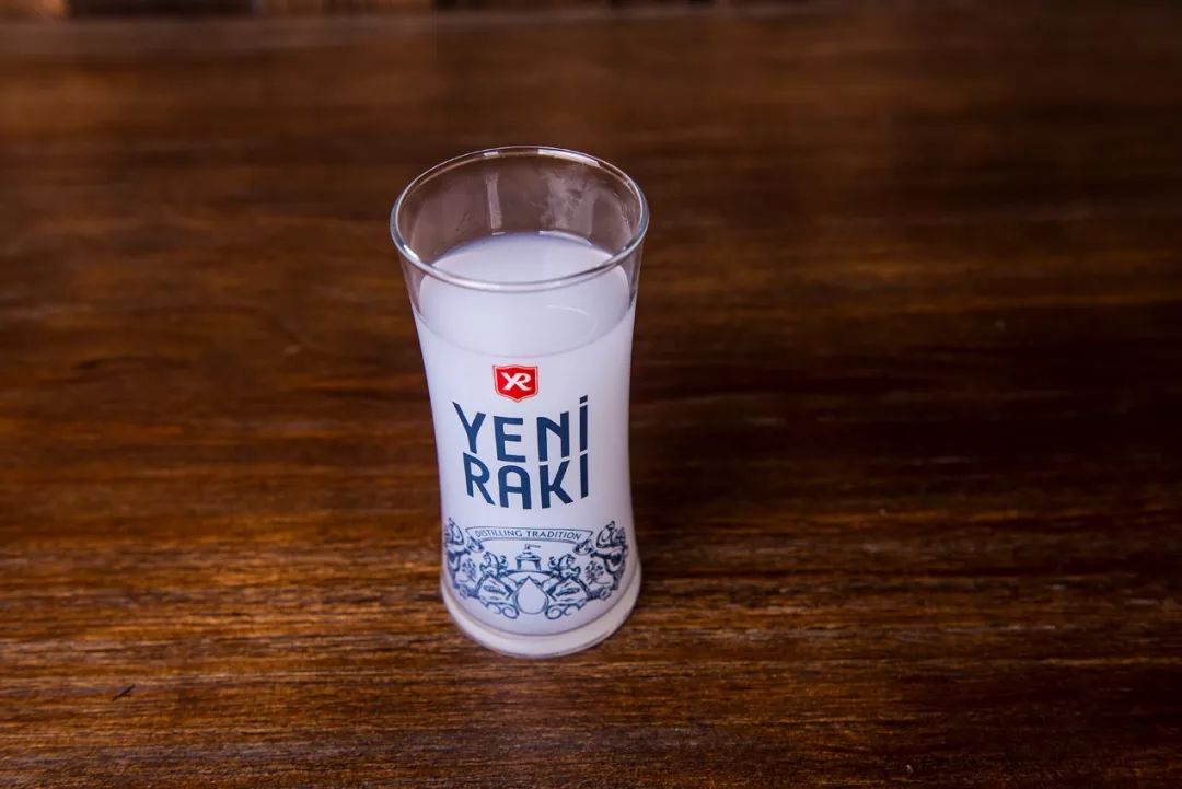 烈酒的“怪味”能有多野？豆酱、松脂、八角、消毒水……