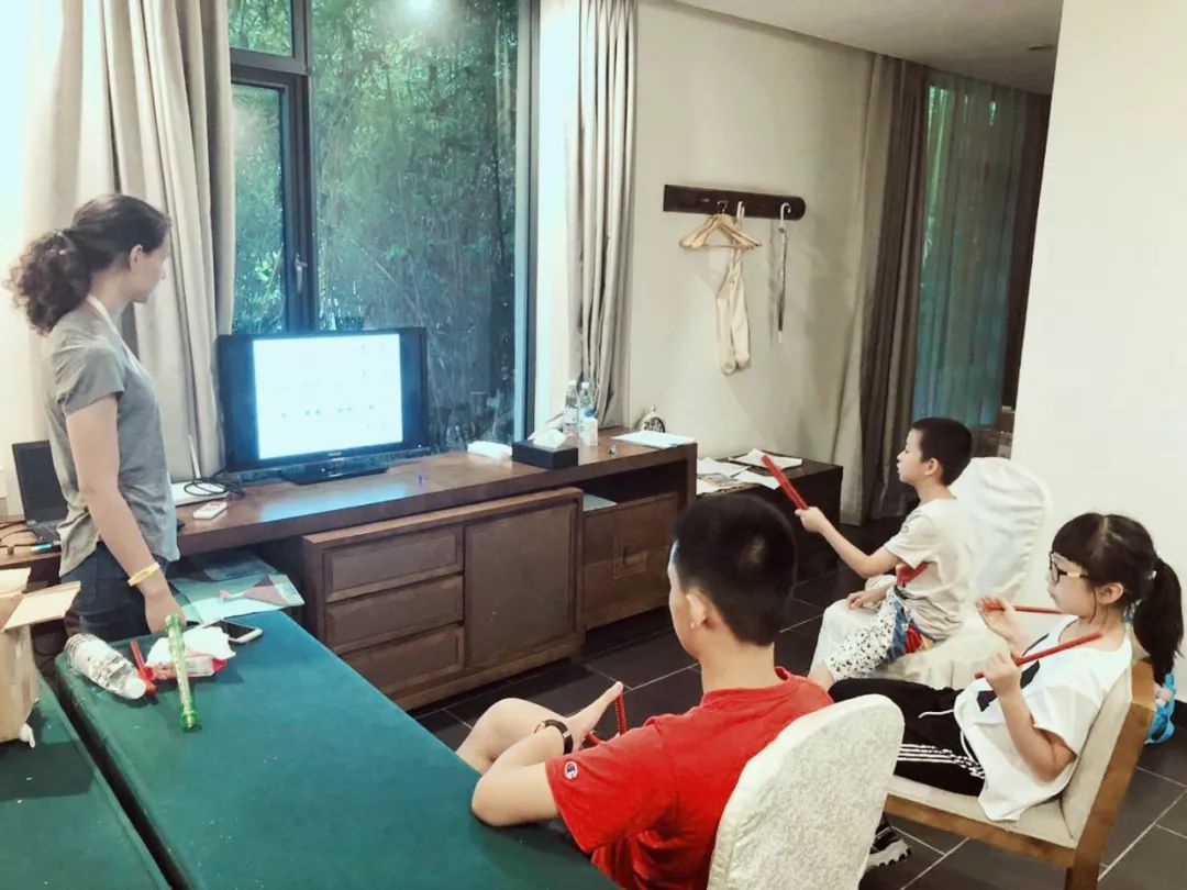 番薯汉桥夏令营进行时|书法剪纸绘画设计篮球和吃西瓜比赛