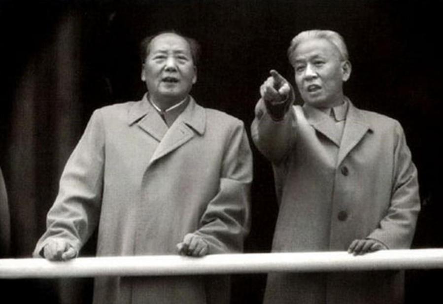 1961年,*少奇刘**参观韶山冲,指着毛主席故居门匾说道:这个字不妥