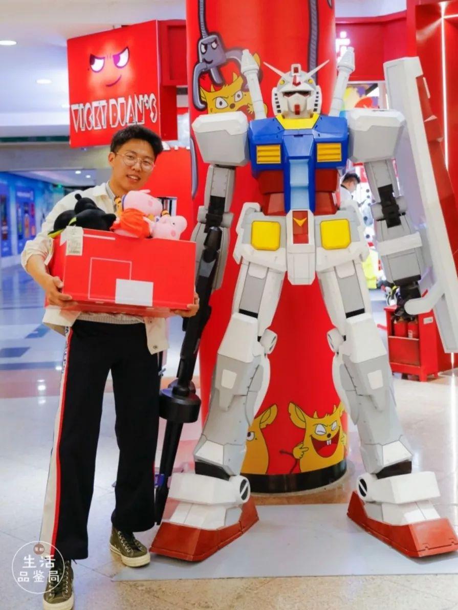 在魔都这家潮牌娃娃机店里，我竟然花了五块钱抓了个AJ