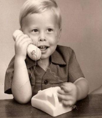 “失控特斯拉”背后富豪：身价千亿、逃兵役、泡女明星、有6个娃