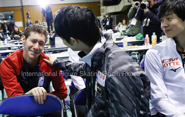 羽生结弦怪异行为,羽生结弦被光头采访