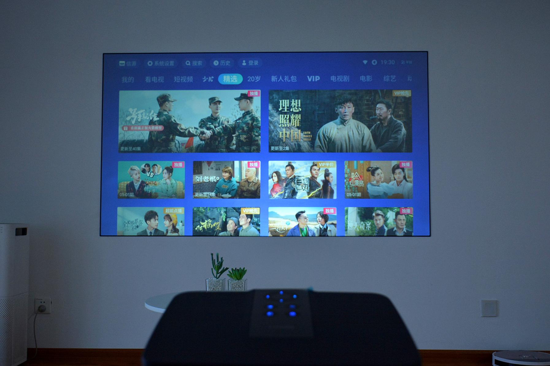 国产推出“新款LED投影”：900ANSI够不够用？白天开窗实测