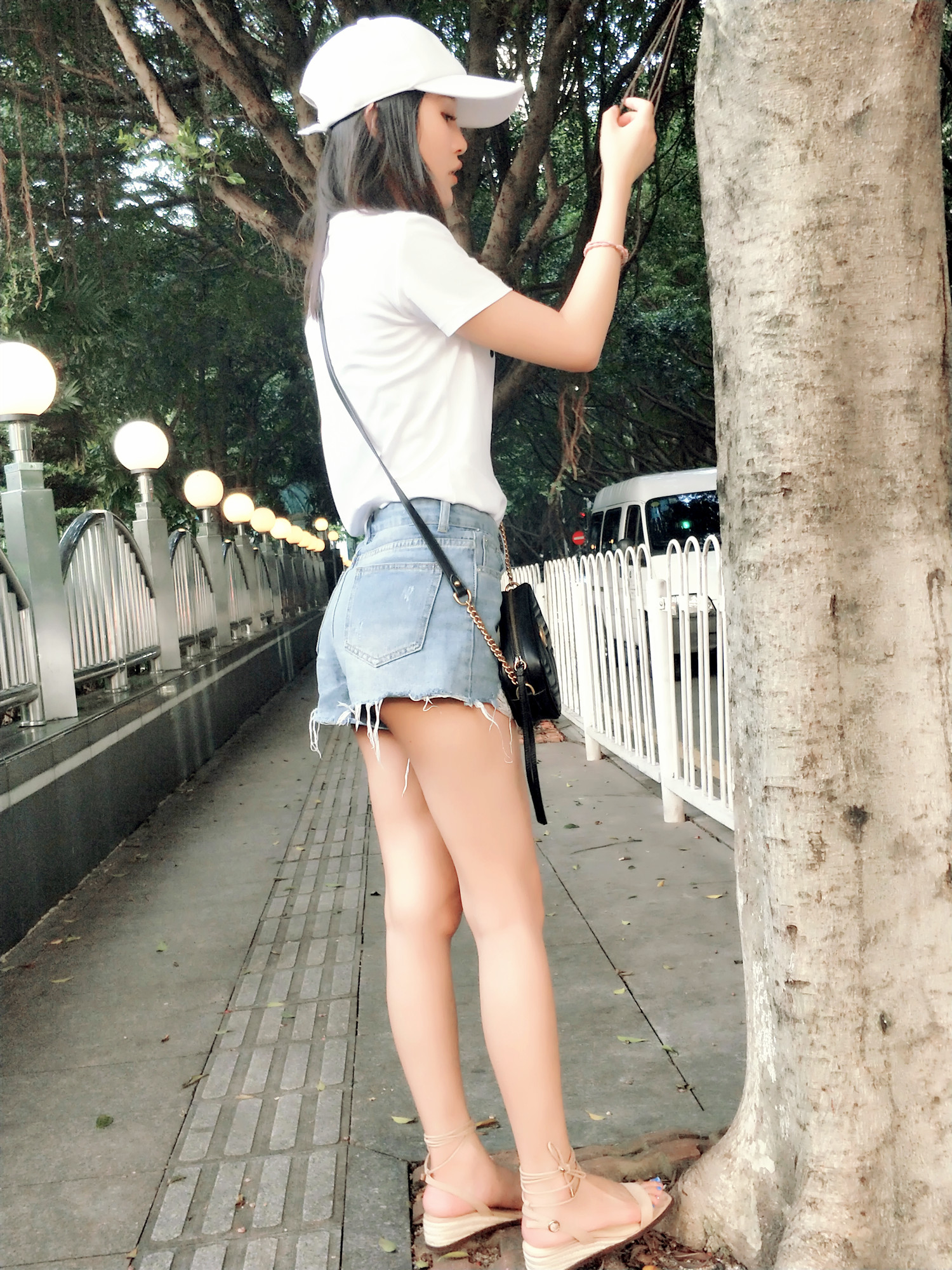 NOW直播时尚达人主播“苏苏”户外直播秀身材.苏喂苏喂起来