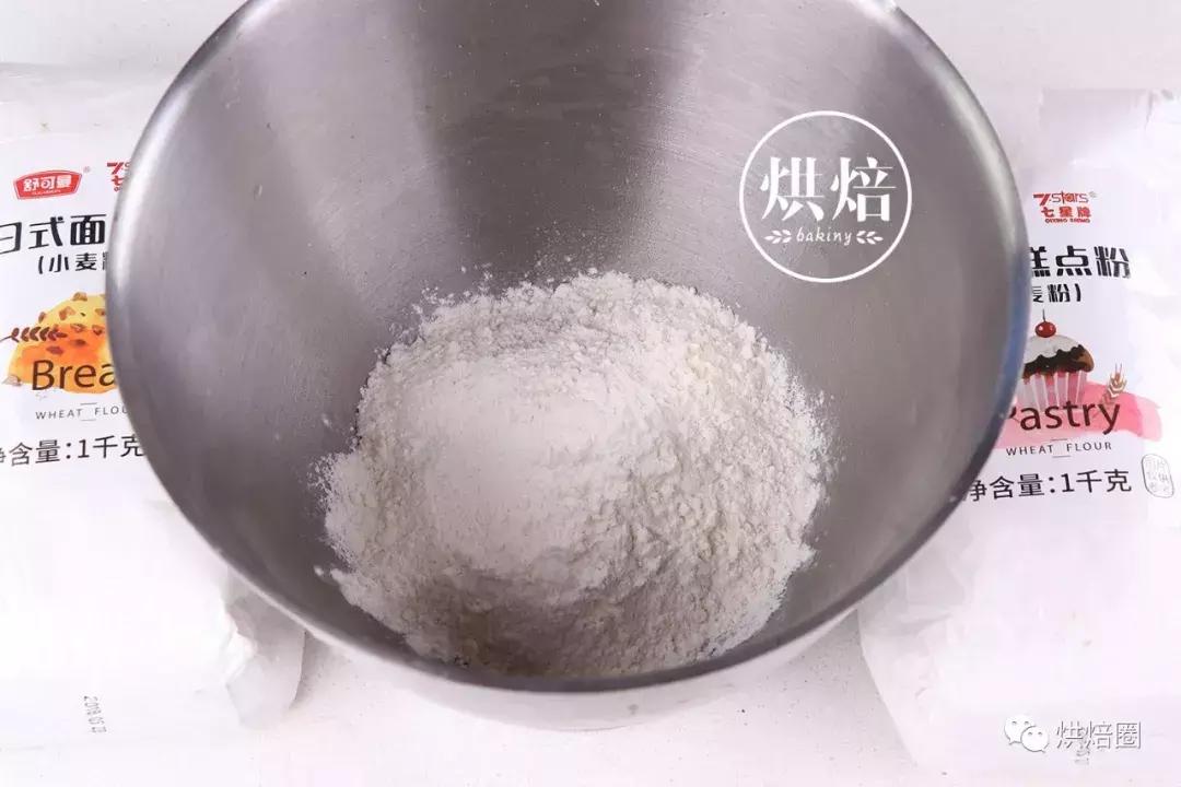 像这样把饼干皮覆在面包上就能烤出一大波孩子都爱的刺猬面包~