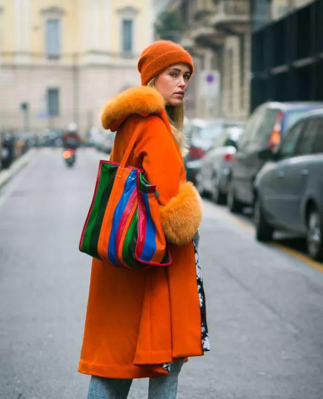 女生什么颜色的大衣显瘦还显白,驼色和深灰色毛呢大衣哪个显白