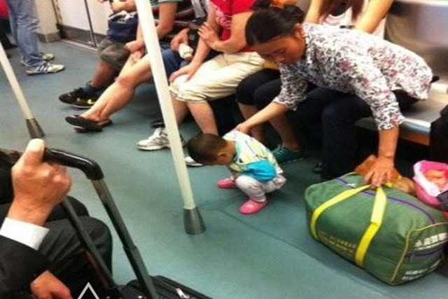 小孩在露天解决大小便,提醒家长不要让孩子随便大小便