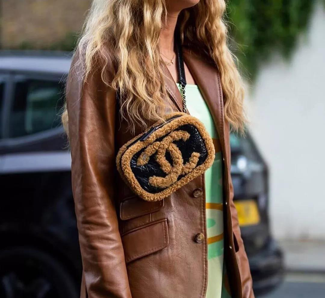 冬天必备款毛毛包 (毛毛包穿搭)