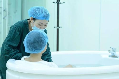 一边游泳一边生孩子，外国人真强大，“水中分娩”你了解吗？