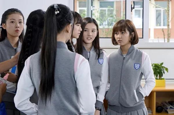 酒后踢别人的车政审有问题吗,酒后踢人家车怎么处罚