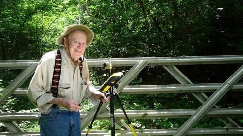 意外成功的“黑马”英语怎么说？千万别翻译成blackhorse!