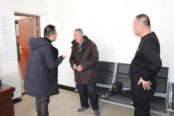 “我打死你！”10.5厘米长的钉子射穿面部后，他竟毅然朝嫌疑人扑去