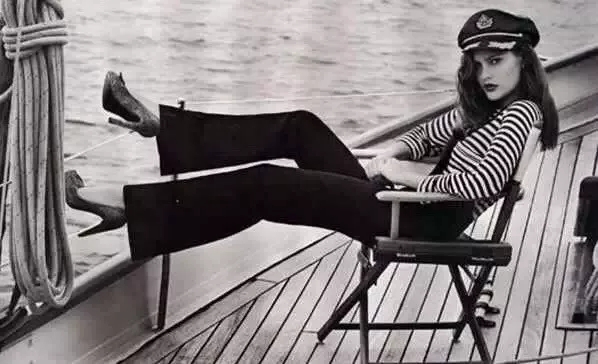 条纹怎么搭才不土气？建议这几种“下装”，青春减龄又洋气