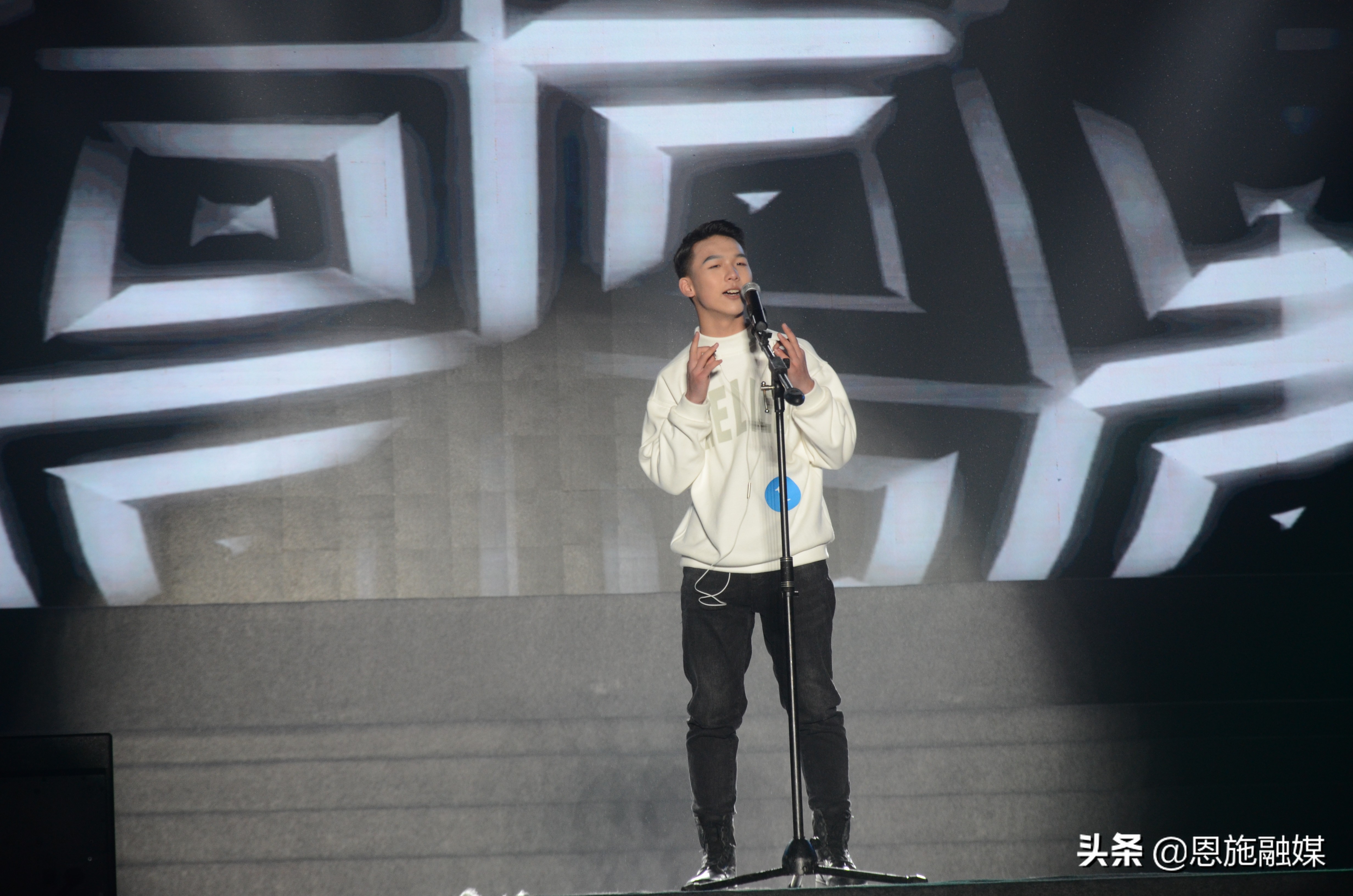 校园歌手大赛震撼表演,校园歌手大赛震撼全场的歌曲