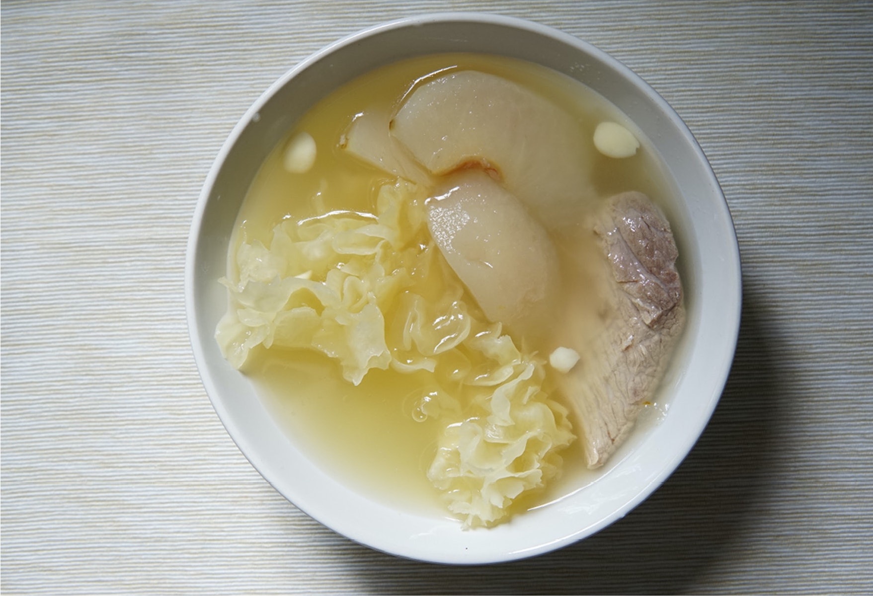 润肺百合莲子瘦肉汤,玉竹雪梨百合润肺汤的做法