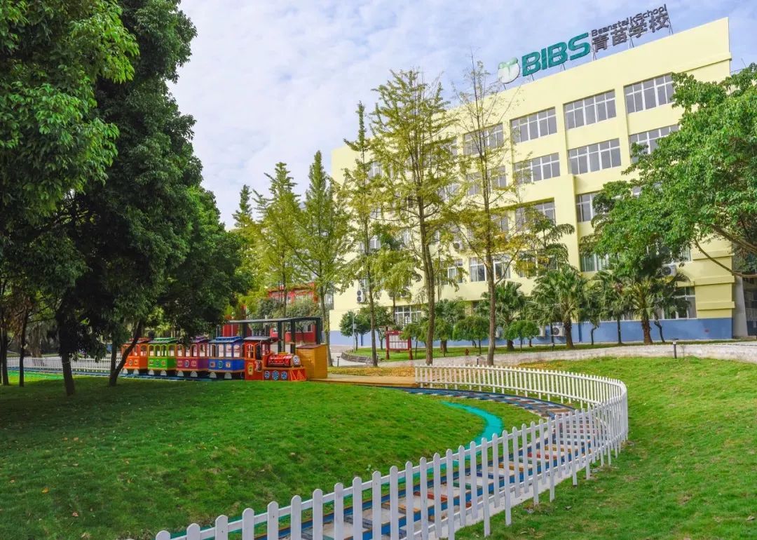 蒙彼利埃和霍森斯,霍森斯小学和蒙彼利埃