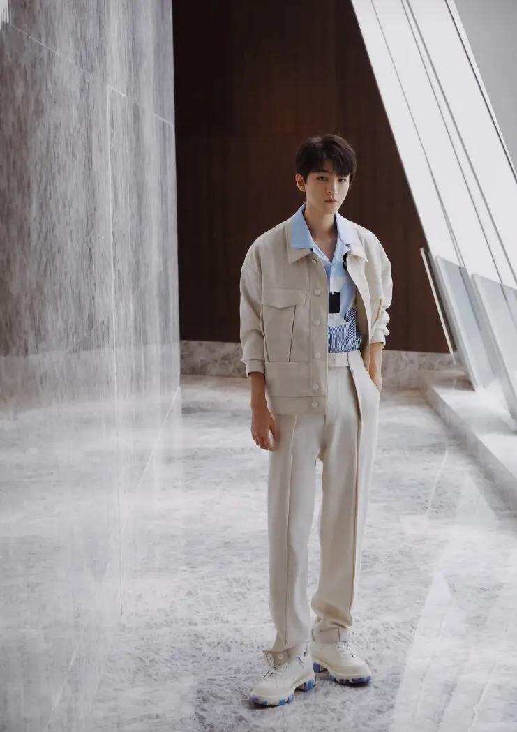 英雄联盟十周年王俊凯angelababy,十周年英雄联盟开幕式直播王俊凯