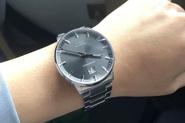 底蕴不输梅花，实力比肩浪琴的文艺青年，到底何方神圣？