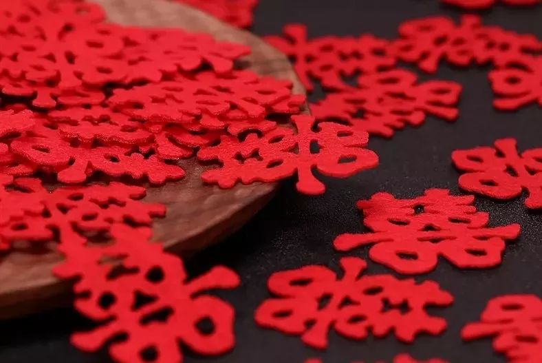 备婚男方贴喜字的讲究,备婚日常喜字拉花