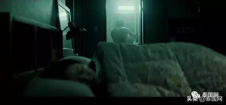 变态男*光脱**衣服藏在床底！泰国女子回家竟遭遇真人版《门锁》！