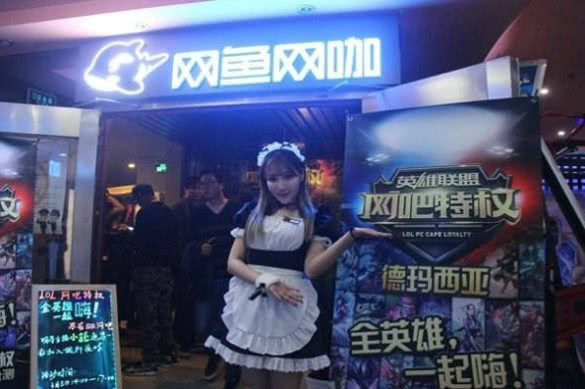 网吧女收银员月收入只有2000多？揭开真实情况，让你不敢相信