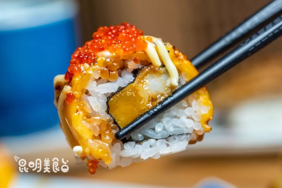 在昆明，第一次见200斤的大鱼，蘸着芥末生吃超爽