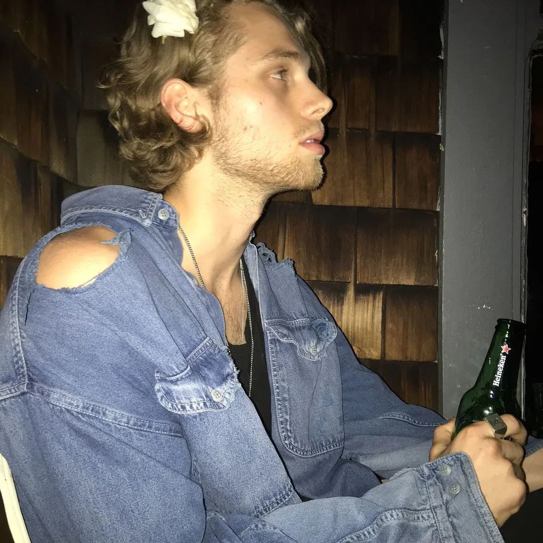 澳大利亚男歌手跟越美混血女星求婚成功