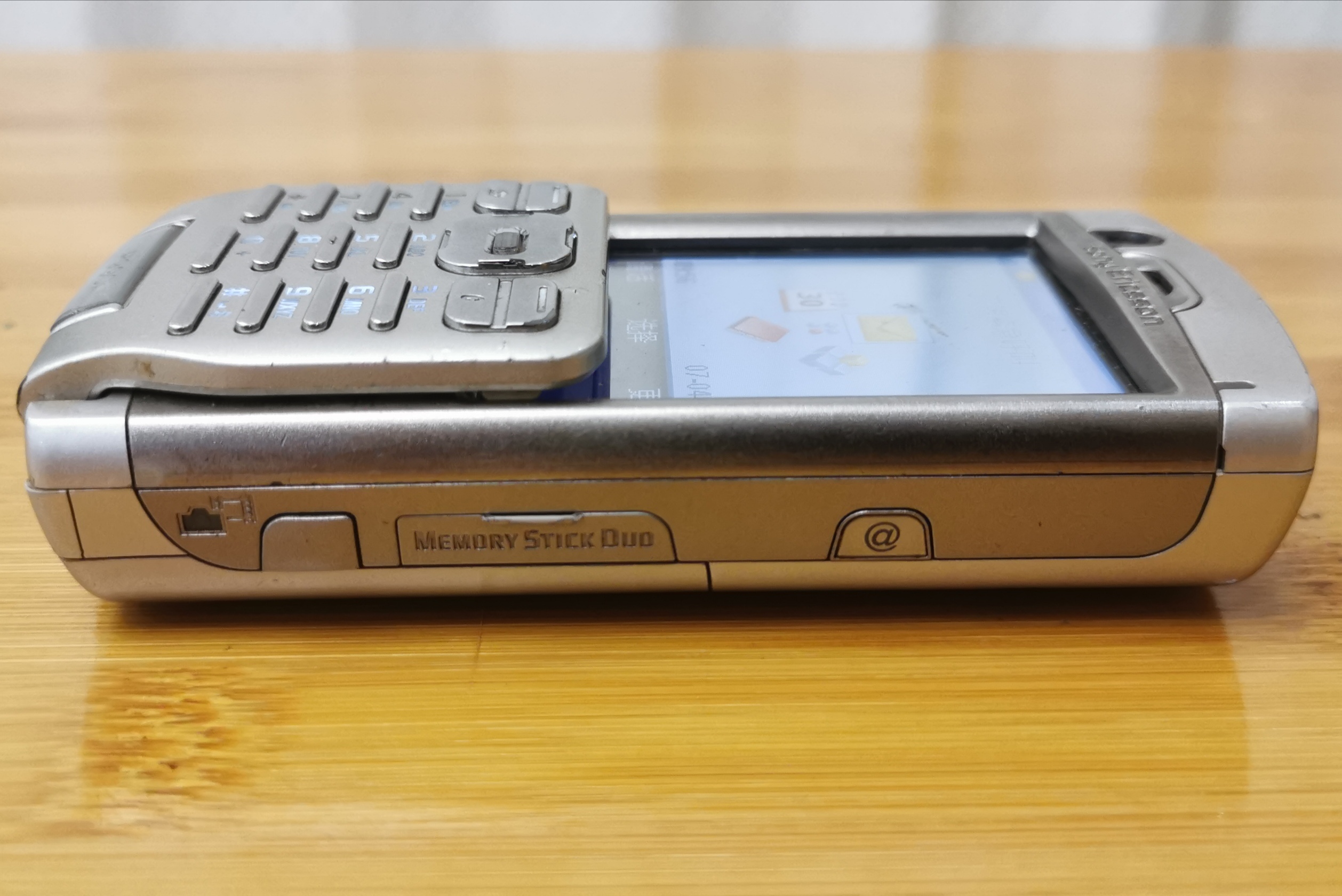 经典手机索尼爱立信p990i,爱立信p990i