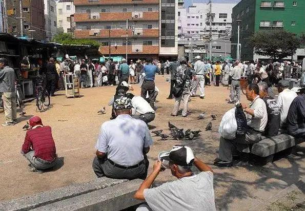 日本穷人一个月能挣多少钱,在日本收入多少钱算穷人呢