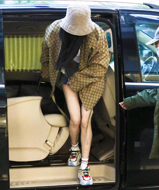 杨幂时尚超标！上裹冬衣露脐戴厚棉帽，下穿热裤大秀神仙漫画腿