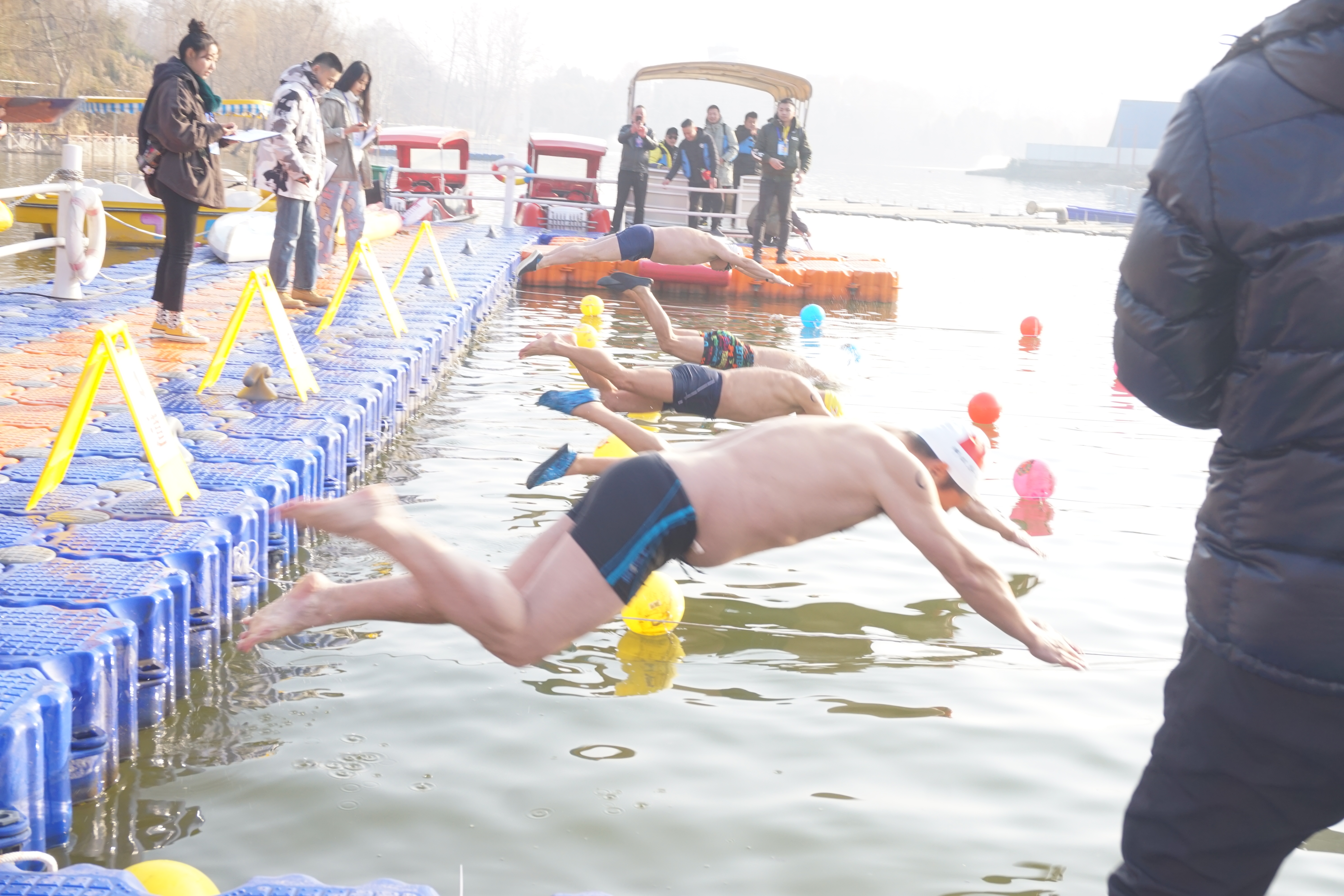 河南省冬泳健儿齐聚洞林湖湿地公园激情燃爆寒冬