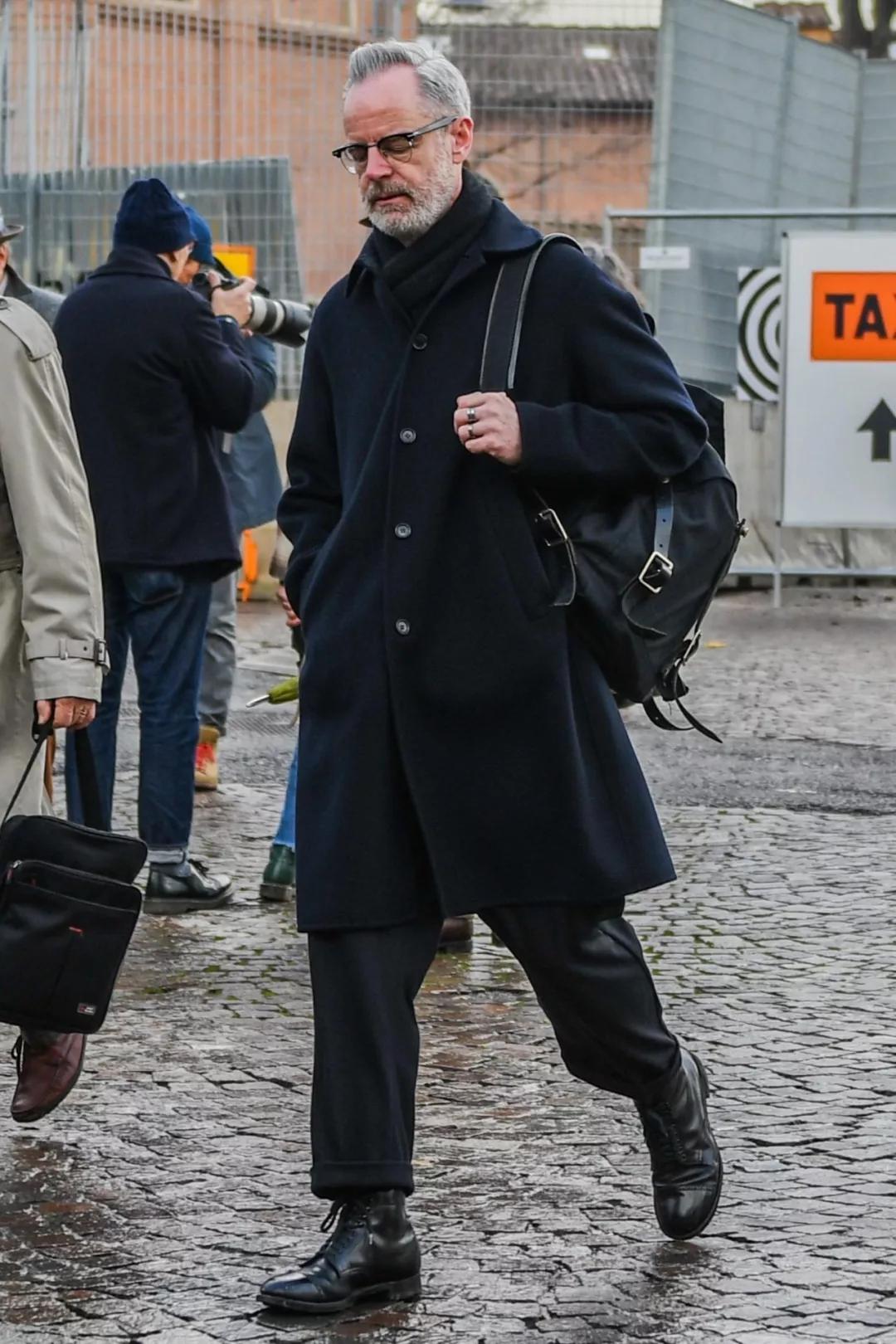 哪款黑色皮靴最好穿,复古白色系皮靴怎么搭配