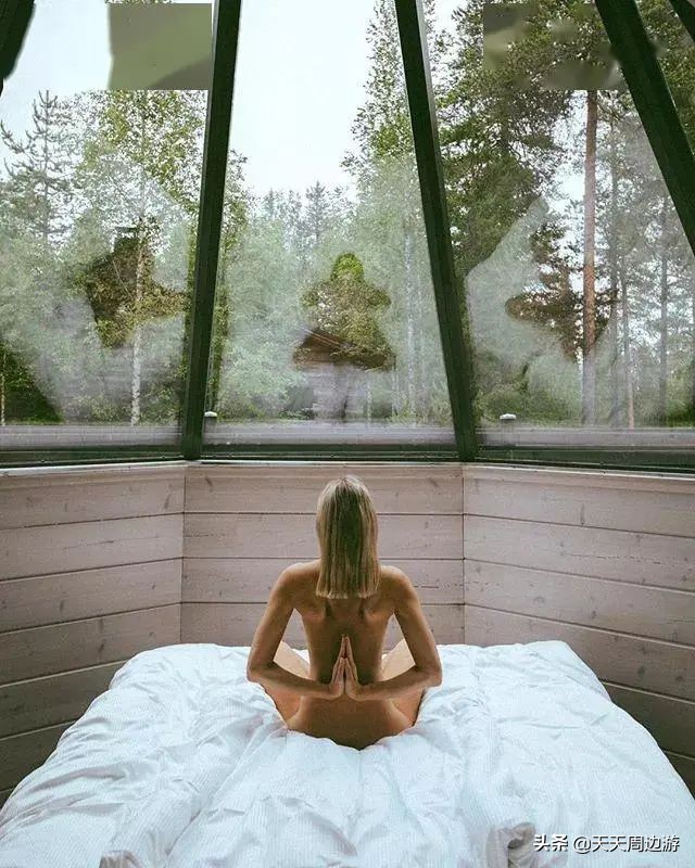 她在世界各地拍下裸照，吸引了8000万的粉丝，却没有一张是色情的