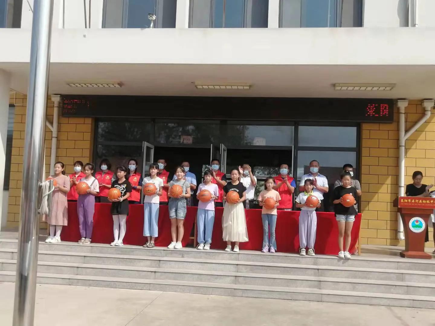 强身健体，助力抗疫——莱阳春雨志愿者向石河头中学捐赠体育用品