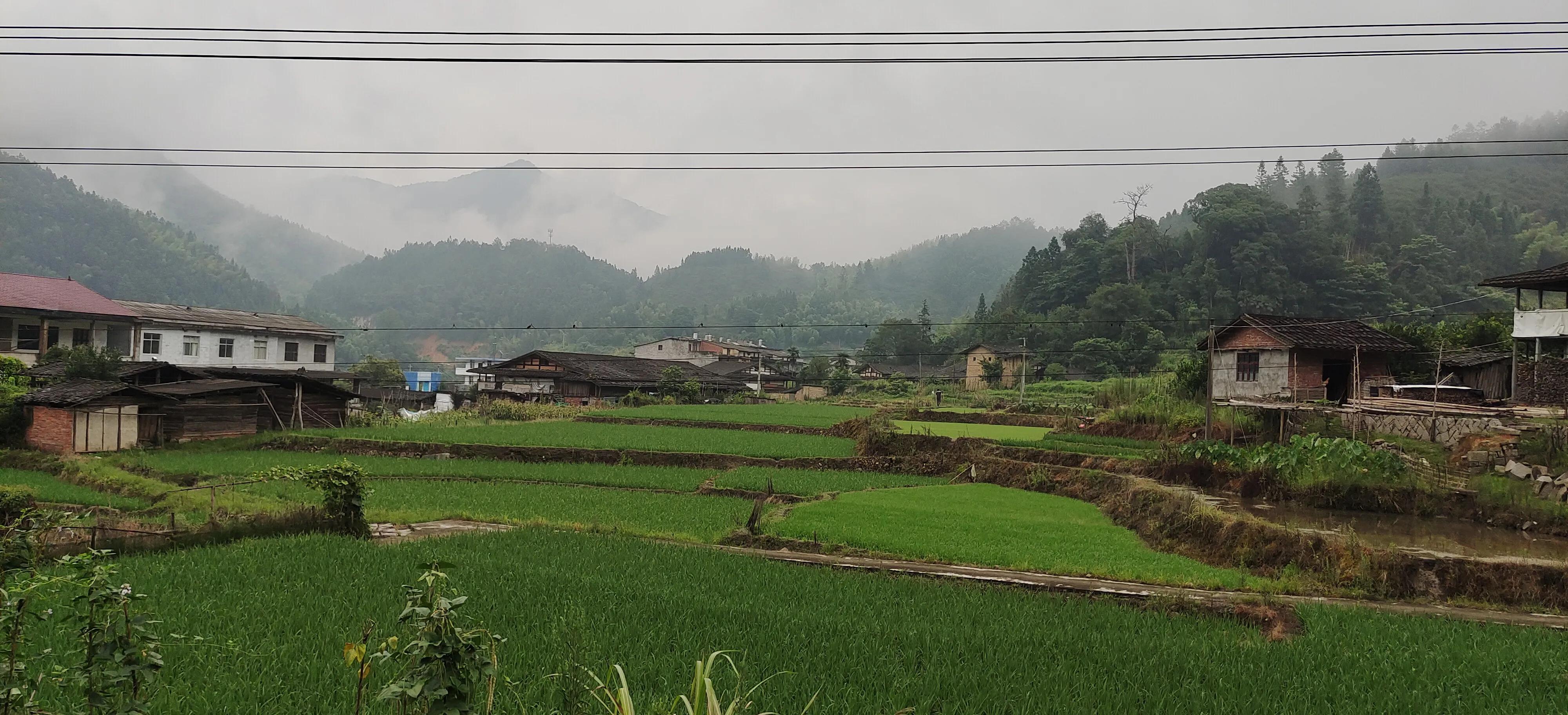 登上绝壁悬崖感受一览众山小,登上泰山之巅的感觉
