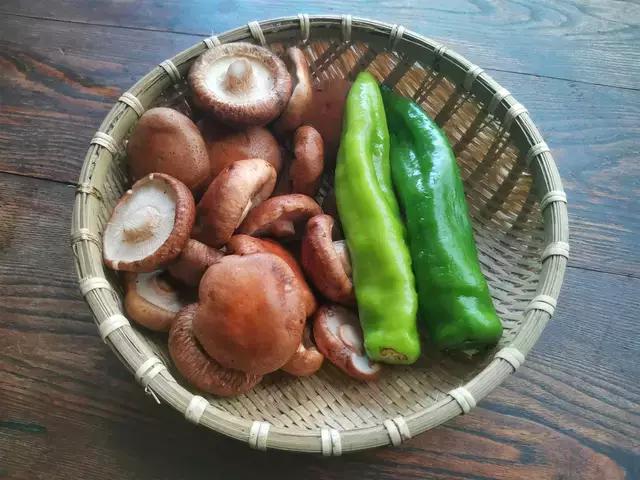 香菇和土豆能做出什么饭没有肉,土豆和香菇做法家常菜