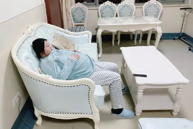 为抓住爱情,小伙将94斤女友喂胖到200斤,生娃后两人更甜蜜