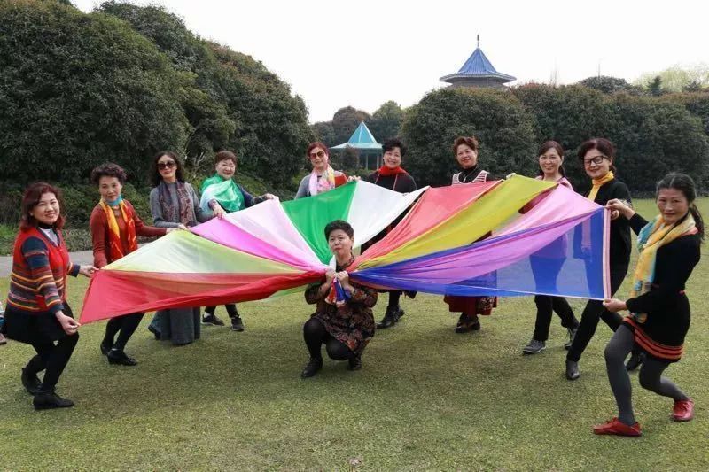 中国大妈旅游标配动作合集,中国大妈旅游拍摄姿势