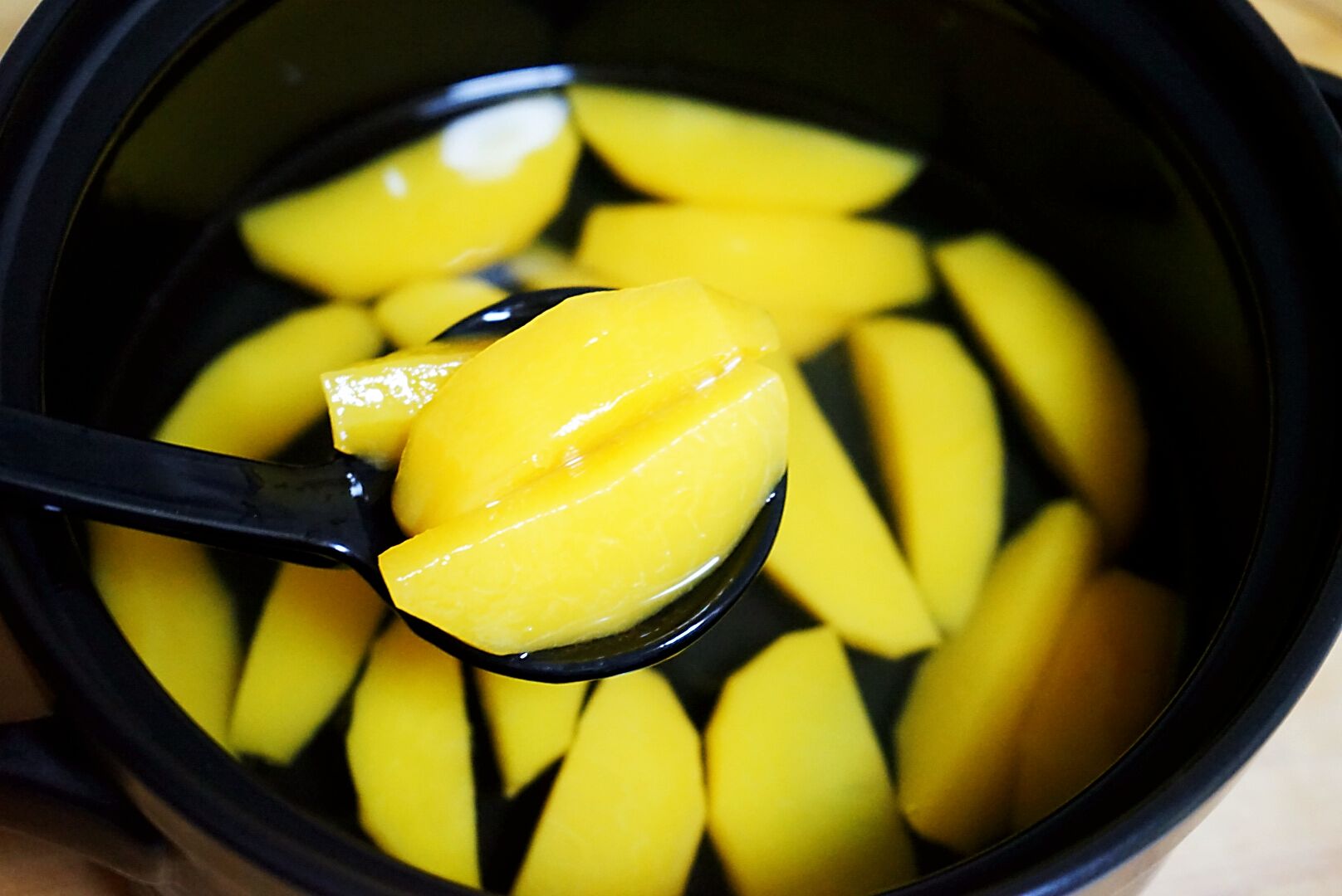 黄桃成熟了摘下来做个黄桃罐头,黄桃丰收