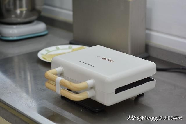 1块面擀一擀，空心烙饼鼓囊囊，夹上烤肉真叫香，国庆假期就吃它