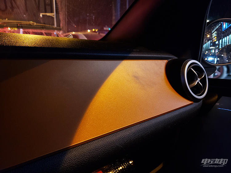 科技与复古并存？短暂体验比亚迪e1感受